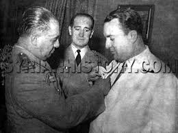 التاريخ السوري - الرئيس حسني الزعيم يقلد الصحافي بشير فنصة وسام الاستحقاق  السوري عام 1949