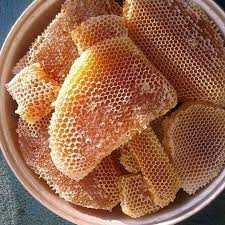 شهد العسل - منذ زمن عرف شمع النحل بفوائده الكثيرة... | Facebook