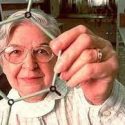بالصور مسيرة#ستيفاني_ كووليك Stephanie Kwolek  ..مواليد نيو كنسينغتون عام- 1923 م- 2014 م..هي كيميائية أمريكية..مخترعة السترات الواقية من الرصاص ..