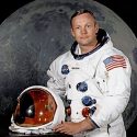 تعرفوا على مسيرة #نيل_ أرمسترونغ  Neil Armstrong رائد فضاء أمريكي وأول شخص يمشي على سطح القمر.