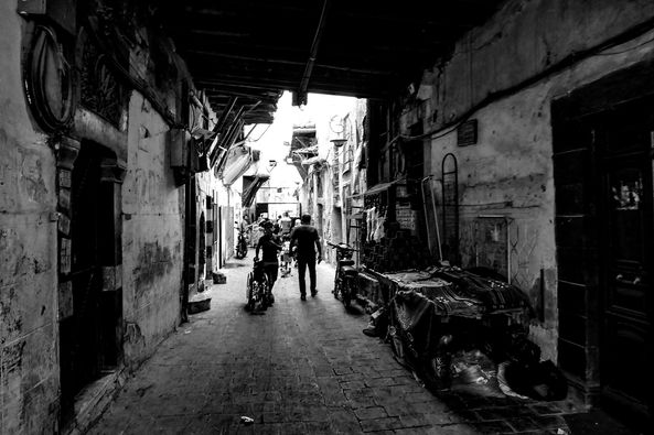 عدسة الفنان العراقي صباح الجماسي تجول في أزقة الأنين..حيث عبق التاريخ ينثر عبيره في حارات الشام القديمة.